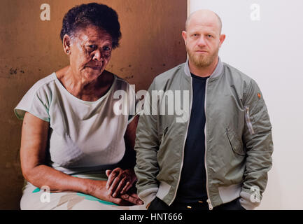 Wolfsburg, Germania. Xvi Feb, 2017. Artista sudafricano Pieter Hugo pone di fronte a una foto di Ann Salies (2013) presso la mostra fotografica "tra il diavolo e il mare blu profondo" al Kunstmuseum ("arte museo') in Wolfsburg, Germania, 16 febbraio 2017. Si tratta del primo assolo istituzionale mostra del fotografo in Germania. Hugo si concentra sui modi diversi di persone vivono insieme in dittature. Foto: Julian Stratenschulte/dpa/Alamy Live News Foto Stock