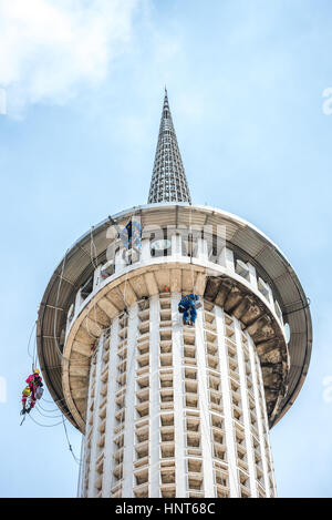 Jakarta, Indonesia. 17th Febbraio, 2017. Lavoratori volontari appesi sulle corde per iniziare a pulire le pareti esterne della torre alta 66,66 metri della Moschea Istiqlal a Jakarta, Indonesia. Decine di membri dei club appassionati di attività all'aperto, società di accesso alla corda e organizzazione di servizi di avventura all'aperto, si riuniscono volontariamente per ripulire la più grande moschea del sud-est asiatico per rafforzare l'unità nazionale, la solidarietà e la tolleranza. Foto Stock