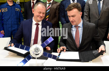 Bremen, Germania. Xvi Feb, 2017. Oliver Juckenhoefel (r), è il nuovo direttore della Airbus centro aerospaziale di Brema, e David Parker, Direttore dell'ESA per voli spaziali con equipaggio e l'esplorazione robotica, firmare il contratto tra l'ESA e l'Airbus per la costruzione del secondo European service module per la capsula Orion a Bremen, Germania, 16 febbraio 2017. Foto: Carmen Jaspersen/dpa/Alamy Live News Foto Stock