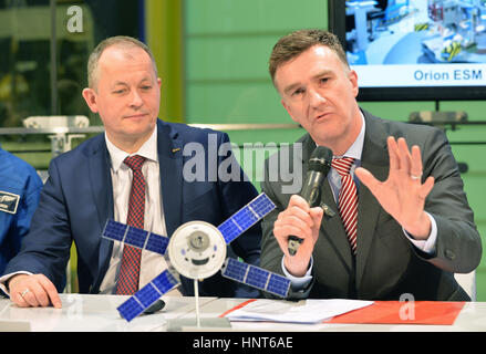 Bremen, Germania. Xvi Feb, 2017. Oliver Juckenhoefel (r), è il nuovo direttore della Airbus centro aerospaziale di Brema, parla accanto a David Parker, Direttore dell'ESA per voli spaziali con equipaggio e l'esplorazione robotica, prima della firma del contratto tra l'ESA e l'Airbus per la costruzione del secondo European service module per la capsula Orion a Bremen, Germania, 16 febbraio 2017. Foto: Carmen Jaspersen/dpa/Alamy Live News Foto Stock