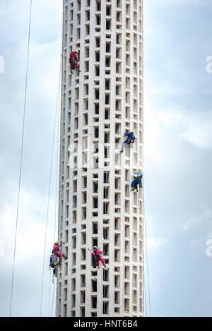 Jakarta, Indonesia. 17th Febbraio, 2017. Lavoratori volontari appesi sulle corde per pulire le pareti esterne della torre alta 66,66 metri della Moschea Istiqlal a Jakarta, Indonesia. Decine di membri dei club appassionati di attività all'aperto, società di accesso alla corda e organizzazione di servizi di avventura all'aperto, si riuniscono volontariamente per ripulire la più grande moschea del sud-est asiatico per rafforzare l'unità nazionale, la solidarietà e la tolleranza. Foto Stock