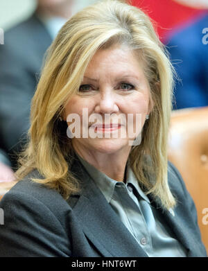 Washington, DC, Stati Uniti d'America. Xvi Feb, 2017. Rappresentante degli Stati Uniti Marsha Blackburn (Repubblicano del Tennessee) ascolta come il presidente statunitense Trump partecipa in un "Congressional sessione di ascolto' nella sala Roosevelt della Casa Bianca di Washington, DC su giovedì 16 febbraio 2017. Credito: MediaPunch Inc/Alamy Live News Foto Stock