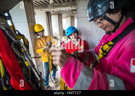 Jakarta, Indonesia. 17th Febbraio, 2017. I volontari si coordinano prima di ripulire le pareti esterne della torre alta 66,66 metri della moschea Istiqlal a Jakarta, Indonesia. Decine di membri dei club appassionati di attività all'aperto, società di accesso alla corda e organizzazione di servizi di avventura all'aperto, si riuniscono volontariamente per ripulire la più grande moschea del sud-est asiatico per rafforzare l'unità nazionale, la solidarietà e la tolleranza. Foto Stock