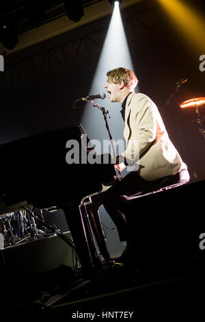 Milano, Italia. 15 Feb, 2017. Il cantante inglese-cantautore TOM ODELL suona dal vivo sul palco all'Alcatraz durante la "folla errata Tour' Credito: Rodolfo Sassano/Alamy Live News Foto Stock