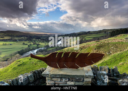 Whistle roccioso, Middleton in Teesdale, County Durham, Regno Unito. Il 16 febbraio 2017. Regno Unito Meteo. Un luminoso pomeriggio in North Pennines come il cielo si schiarisce su "Air", una delle undici in ghisa pezzi d'arte dello scultore Victoria Brailsford, che agiscono come visualizzare i marcatori di tutta la valle di Teesdale nella Contea di Durham. Credito: David Forster/Alamy Live News Foto Stock