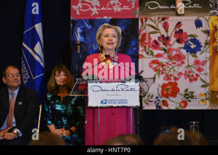 New York, Stati Uniti d'America. Xvi Feb, 2017. Hillary Clinton assiste USPS Oscar de la Renta per sempre il timbro di inaugurazione il 16 febbraio 2017 al Grand Central Terminal, Vanderbilt Hall di New York. Credito: Erik Pendzich/ Alamy Live News Foto Stock