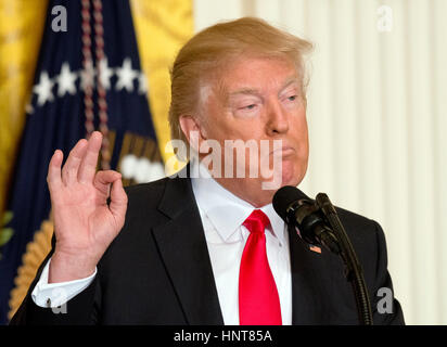 Washington, DC, Stati Uniti d'America. Xvi Feb, 2017. Il Presidente degli Stati Uniti, Trump conduce una conferenza stampa nella Sala Est della Casa Bianca di Washington, DC su giovedì 16 febbraio 2017. Credito: MediaPunch Inc/Alamy Live News Foto Stock