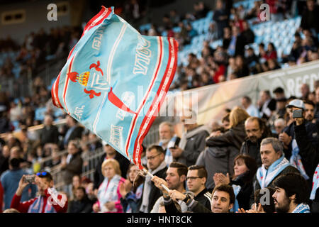 Vigo, Spagna. Xvi Feb, 2017. I sostenitori del Celta Vigo con un flag durante la partita di calcio della prima tappa del giro di 32 della UEFA Europa League 2016/2017 tra RC Celta de Vigo e FK Shajtar Donetsk a Balaidos Stadium il 16 febbraio 2017 a Vigo, Spagna. Credito: David Gato/Alamy Live News Foto Stock