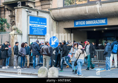 Milano, Italia. Xvii Feb, 2017. Una coda per l'Ufficio immigrazione di Milano, Italia. In Italia si trova di fronte ad una crisi di rifugiati a causa di guerre in corso in Nord Africa e Medio Oriente Credito: Alexandre Rotenberg/Alamy Live News Foto Stock