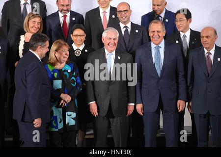 Bonn, Germania. Xvi Feb, 2017. Stati Uniti Il segretario di Stato Rex Tillerson unisce i suoi omologhi per una foto di famiglia del G-20 riunione dei Ministri degli Esteri il 16 febbraio 2017 a Bonn in Germania. Il viaggio a Bonn è il primo per Tillerson come Segretario di Stato.Credit: Planetpix/Alamy Live News Foto Stock