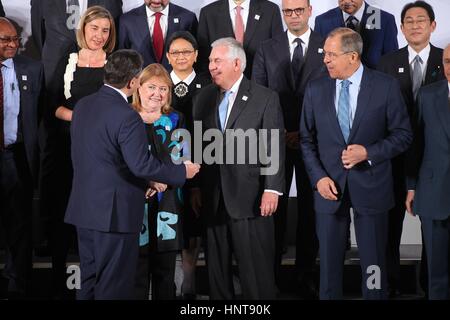 Bonn, Germania. Xvi Feb, 2017. Stati Uniti Il segretario di Stato Rex Tillerson unisce i suoi omologhi per una foto di famiglia del G-20 riunione dei Ministri degli Esteri il 16 febbraio 2017 a Bonn in Germania. Il viaggio a Bonn è il primo per Tillerson come Segretario di Stato.Credit: Planetpix/Alamy Live News Foto Stock