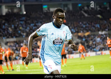 Vigo, Spagna. Xvi Feb, 2017. Pione Sisto (avanti, Celta Vigo) durante la partita di calcio della prima tappa del giro di 32 della UEFA Europa League 2016/2017 tra RC Celta de Vigo e FK Shajtar Donetsk a Balaidos Stadium il 16 febbraio 2017 a Vigo, Spagna. Credito: David Gato/Alamy Live News Foto Stock