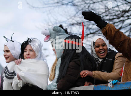 Turku, Finlandia. Xvi Feb, 2017. Benchpressing fest, una tradizione annuale tra il finlandese gli studenti delle scuole superiori ha avuto luogo oggi in Finlandia. L'evento è celebrato come l'ultimo giorno di scuola e gli studenti vestito come per una mascherata. Nelle città più grandi, il fest culminano in una sfilata dove il gusto di autocarri guidare in tutta la città a una velocità lenta e gli studenti sulla sommità di essi gridavano slogan e gettando caramelle a passanti. Credito: Jukka Palm / Alamy Live News. Foto Stock