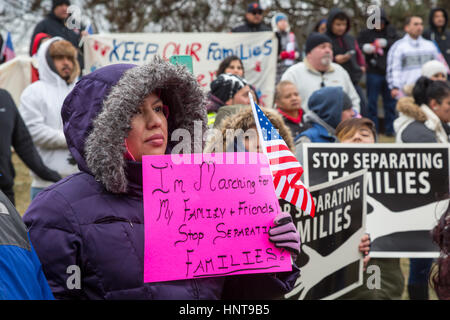 Detroit, Michigan, Stati Uniti d'America. Xvi Feb, 2017. Centinaia di Mexican-Americans entrato in un rally e marzo sulla 'Day senza immigrati.' imprese chiuse e gli immigrati non andare al lavoro per evidenziare il ruolo degli immigrati nella comunità. Credito: Jim West/Alamy Live News Foto Stock