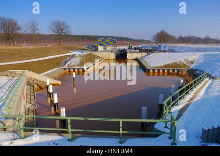 Schleuse am Senftenberger vedere, Lausitzer Seenland - watergate Senftenberger lago in inverno, Lusatian Lake District Foto Stock