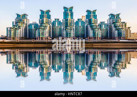 St George Wharf Pier e la parte esterna di un riverside sviluppo in Vauxhall, Londra Foto Stock
