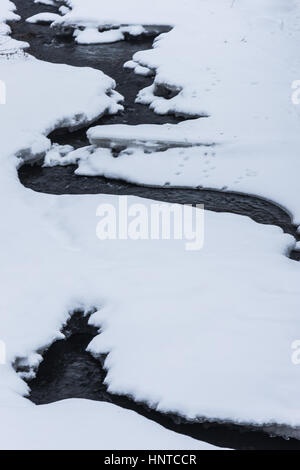 Un sacco di neve sul torrente Foto Stock