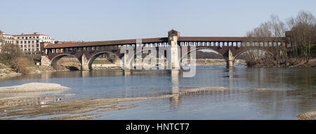 Pavia - Marzo 8, 2015: ponte coperto sul fiume Ticino. Molto pittoresco, ha cinque arcate ed è completamente coperto con due portali alla fine Foto Stock