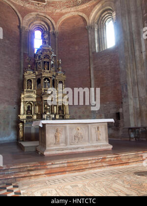 Pavia - Marzo 8, 2015: Basilica di San Michele Maggiore. Il massiccio altare in marmo offre, di fronte a noi rivolte, le figure di San Michele Foto Stock