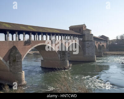 Pavia - Marzo 8, 2015: ponte coperto sul fiume Ticino. Molto pittoresco, ha cinque arcate ed è completamente coperto con due portali alla fine Foto Stock