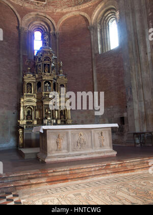 Pavia - Marzo 8, 2015: Basilica di San Michele Maggiore. Il massiccio altare in marmo offre, di fronte a noi rivolte, le figure di San Michele Foto Stock