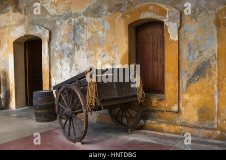 Carrello di legno sotto coperta PORTALES cortile principale CASTILLO SAN CRISTOBAL Città Vecchia di San Juan di Porto Rico Foto Stock