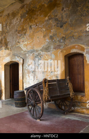 Carrello di legno sotto coperta PORTALES cortile principale CASTILLO SAN CRISTOBAL Città Vecchia di San Juan di Porto Rico Foto Stock