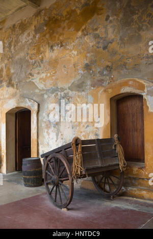 Carrello di legno sotto coperta PORTALES cortile principale CASTILLO SAN CRISTOBAL Città Vecchia di San Juan di Porto Rico Foto Stock