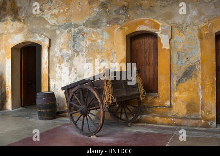 Carrello di legno sotto coperta PORTALES cortile principale CASTILLO SAN CRISTOBAL Città Vecchia di San Juan di Porto Rico Foto Stock