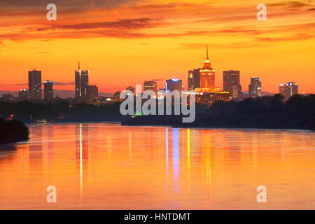 Panoramica di Varsavia cityscape dopo il tramonto, fiume Vistola, Varsavia, Polonia Foto Stock