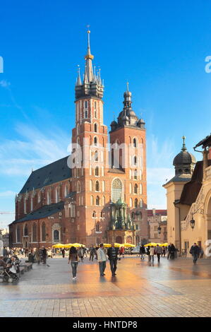 Cracovia - Chiesa di Santa Maria, la piazza del mercato, Polonia Foto Stock