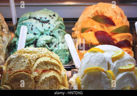 Sapori diversi in una gelateria Foto Stock