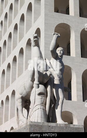 Statua equestre al Colosseo Quadrato in Roma, Italia Foto Stock