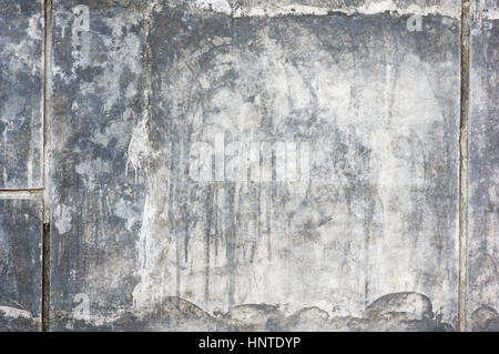 Il vecchio muro di cemento con luce e della vernice grigio scuro e macchie Foto Stock
