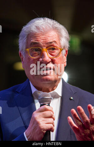 Torino, Italia. 15 Feb, 2017. Automobilistica Italiana progettista Giorgetto Giugiaro riceve il premio di carriera a Torino Automobile Museum Credito: Marco Destefanis/Pacific Press/Alamy Live News Foto Stock