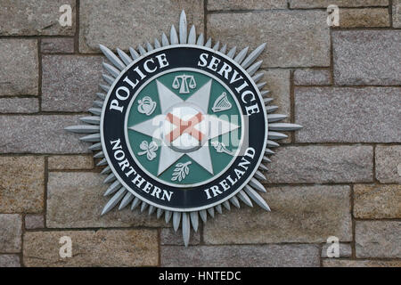 Grandi PSNI badge sulla parete esterna della stazione di polizia di Newcastle, County Down, Irlanda del Nord.(Badge servizio di polizia dell'Irlanda del Nord). Foto Stock