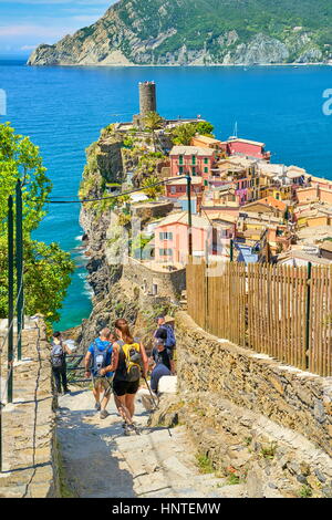 I turisti sentiero escursionistico a Vernazza, Cinque Terre Liguria, Italia Foto Stock