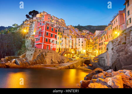 Riomaggiore al crepuscolo serale, Riviera de Levanto, Cinque Terre Liguria, Italia Foto Stock