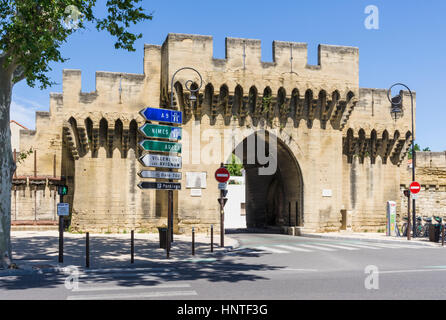 Gateway per la medievale città murata di Avignone alle Porte Saint Roch, Avignon, Francia Foto Stock