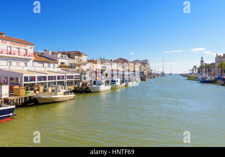 Barche ormeggiate lungo le banchine del Chenal Maritime, Canal du Rhône à Sète a Le Grau-du-Roi, Gard, Francia Foto Stock