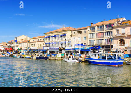 Barche ormeggiate di fronte all'Hotel Belle-Vue d'Angleterre lungo Quay Colbert, Le Grau-du-Roi, Gard, Francia Foto Stock