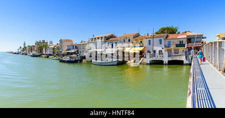 Le Grau-du-Roi canal quay waterfront pamorama nella cittadina balneare di Le Grau-du-Roi, Gard, Francia Foto Stock