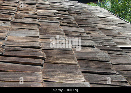 Agitare di legno ghiaia tetto più di trenta anni decadendo e cade a pezzi. Superato l'aspettativa di vita e deve essere sostituito. Foto Stock