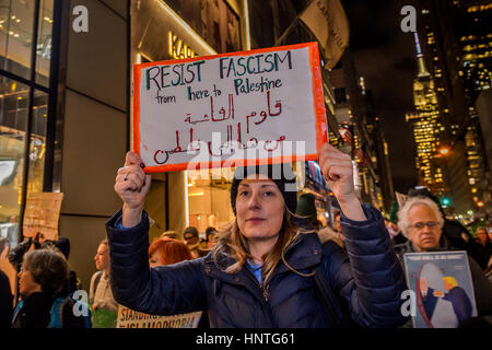 New York, Stati Uniti d'America. 15 Feb, 2017. Una coalizione interconfessionale, comprese American musulmani per la Palestina New York, Jewish Voice per la Pace di New York e il musulmano Anti-Fascist ebraica anteriore, oltre 500 persone hanno marciato per le strade da Grand Central Terminal atrio principale attraverso il centro di Manhattan, terminante nella parte anteriore del Trump Tower, per protestare contro la "valori comuni" di razzismo e di discriminazione scambiati durante il Primo Ministro israeliano Benjamin Netanyahu della riunione di mercoledì con il Presidente Trump. Credito: Erik McGregor/Pacific Press/Alamy Live News Foto Stock