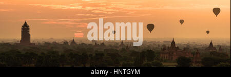 Panorama di aria calda ballons su pagode di sunrise a Bagan, Myanmar. Foto Stock