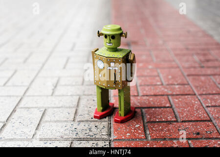 Stagno retrò robot giocattolo in piedi sul suolo con il pattern Foto Stock
