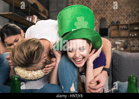 Amici celebrazione della festa di San Patrizio Foto Stock