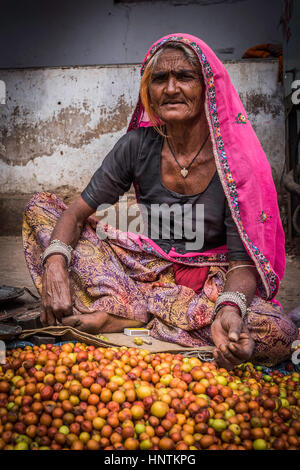 Il vecchio donna indiana per la vendita di frutta, Pushkar, India Foto Stock