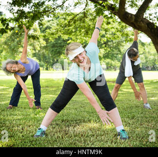 Senior Group amici esercitare il concetto di Relax Foto Stock