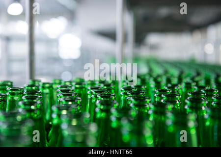 Una birra fabbrica di imbottigliamento Foto Stock